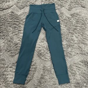 Vuori Daily Leggings in Tidal color